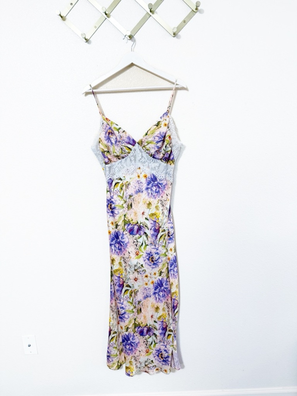 ASTR The Label Ivanna Floral Print Lace Panel Satin Maxi Dress in Purple NEW - Picture 9 of 13